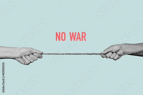 Quadro em tela two men pulling a rope and text no war