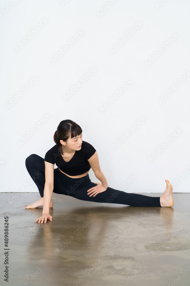 柔軟運動（片足屈伸）をする女性 Stock 写真 | Adobe Stock