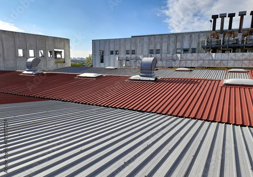 Impianto tecnico su Vecchio tetto di un edificio industriale in lamiera grecata photo