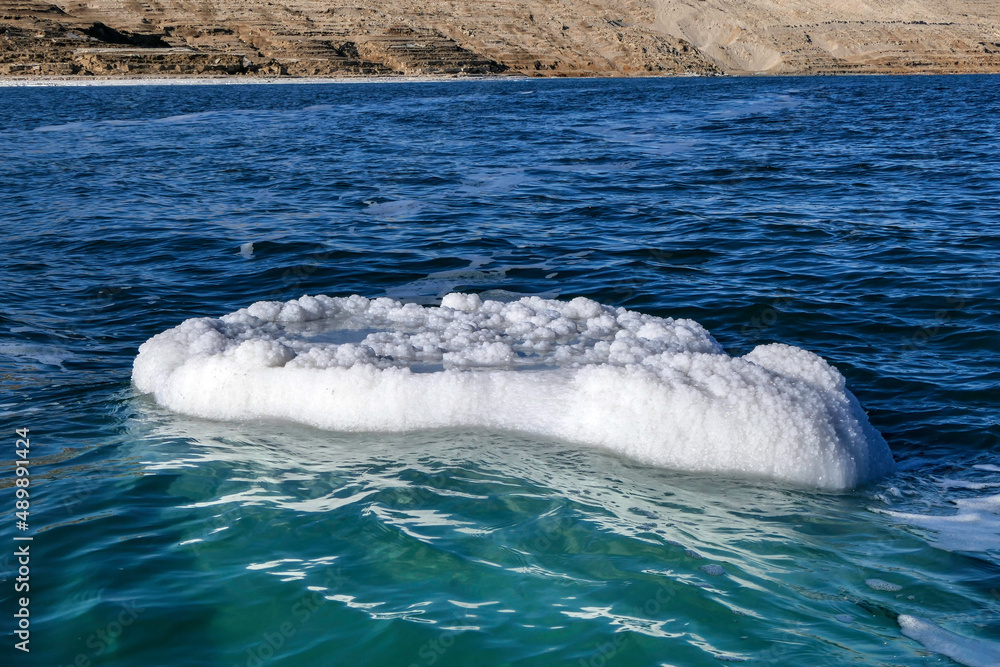Φωτογραφία View of the salt formations protruding from the waters of the Dead Sea