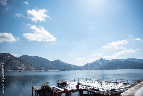 겨울의 호수와 산 