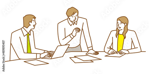 テーブルを囲んで話し合う3人の男性と女性