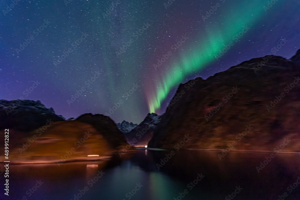 Nordlichter im Raftsund zwischen den Lofoten und den Vesteralen. Über den verschneiten Bergen tanzt die Aurora Borealis am sternenklaren Himmel! Grün, Weiss, Pink und Hellblau leuchtet das Nordlicht.
