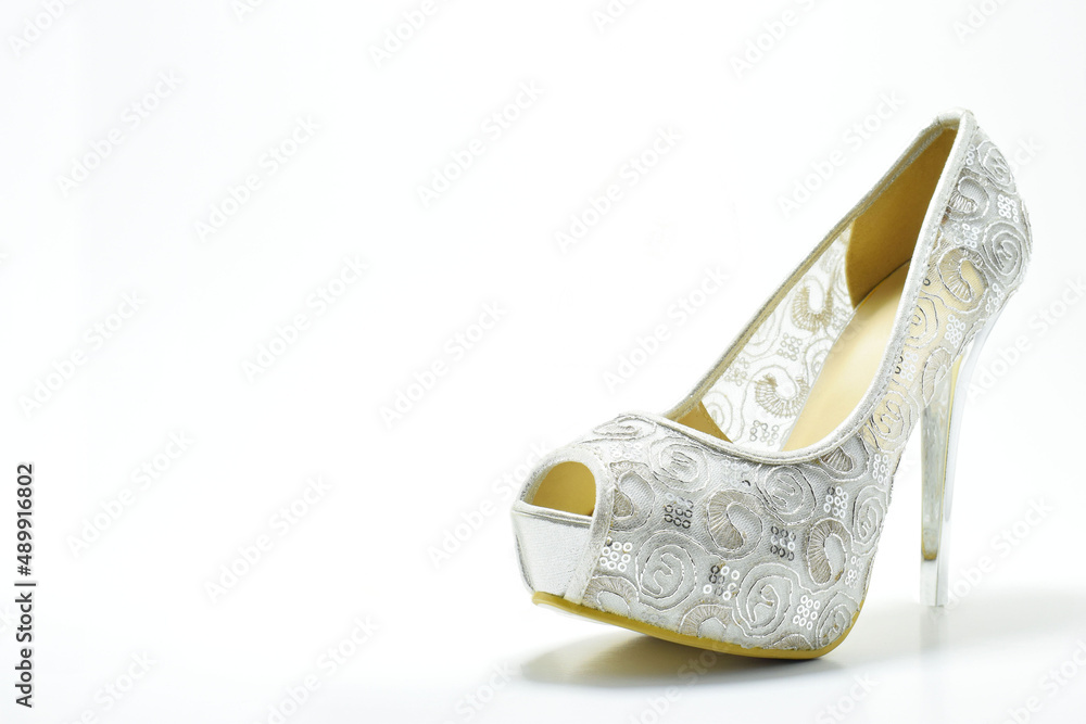 Zapato de tacón para mujer color plateado con diseño. Calzado formal para  fiesta o trabajo sobre un fondo blanco, espacio para texto al lado  izquierdo. Stock Photo | Adobe Stock
