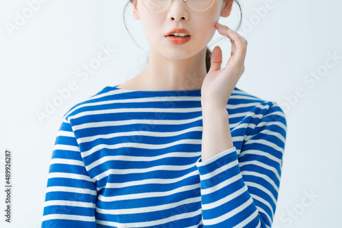 メガネをかけて真顔の女性