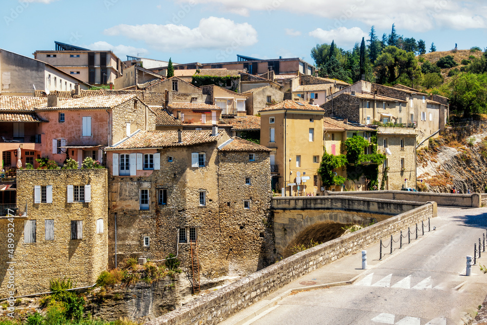 Über die römische Zollbrücke führt die Straße in den modernen Teil von Vaison-la-Romaine in der Provence