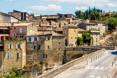 Über die römische Zollbrücke führt die Straße in den modernen Teil von Vaison-la-Romaine in der Provence