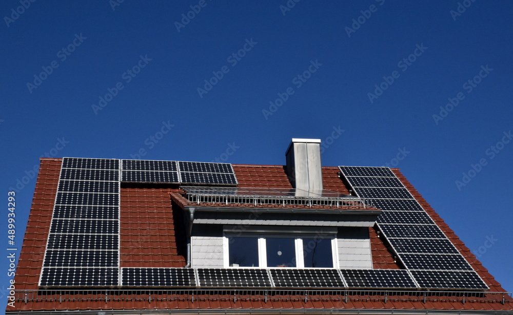 Solarzellen auf einem Hausdach Solarzellen auf einem Hausdach