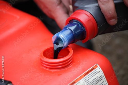 Cuadro en lienzo Pouring 2 Т oil into gasoline