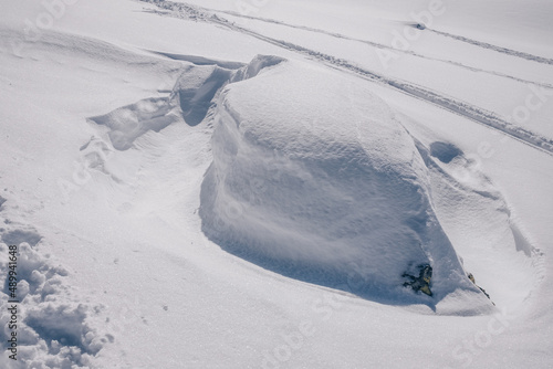 Schitour  mit Schneeprofil in freiem Schiraum in den Vorarlberg Alpen an einem schönen Sonnigen Wintertag mit Neuschnee.