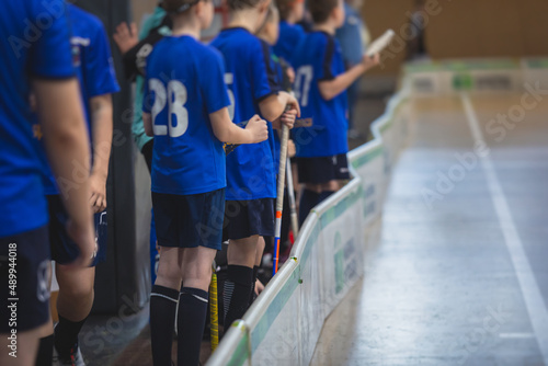 Fotografía View of floorball match game, court hall indoor venue with junior teenage childr