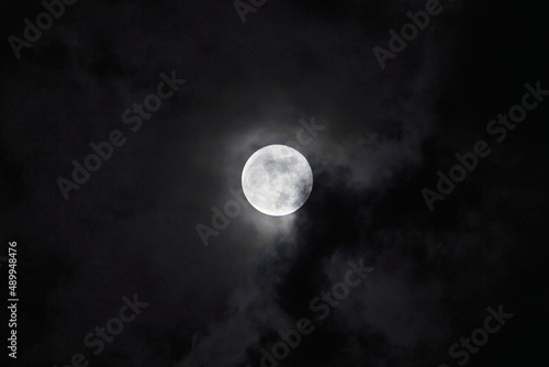luna eclipsada con nubes negras en la noche 