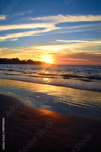 atardecer reflejante en el mar 