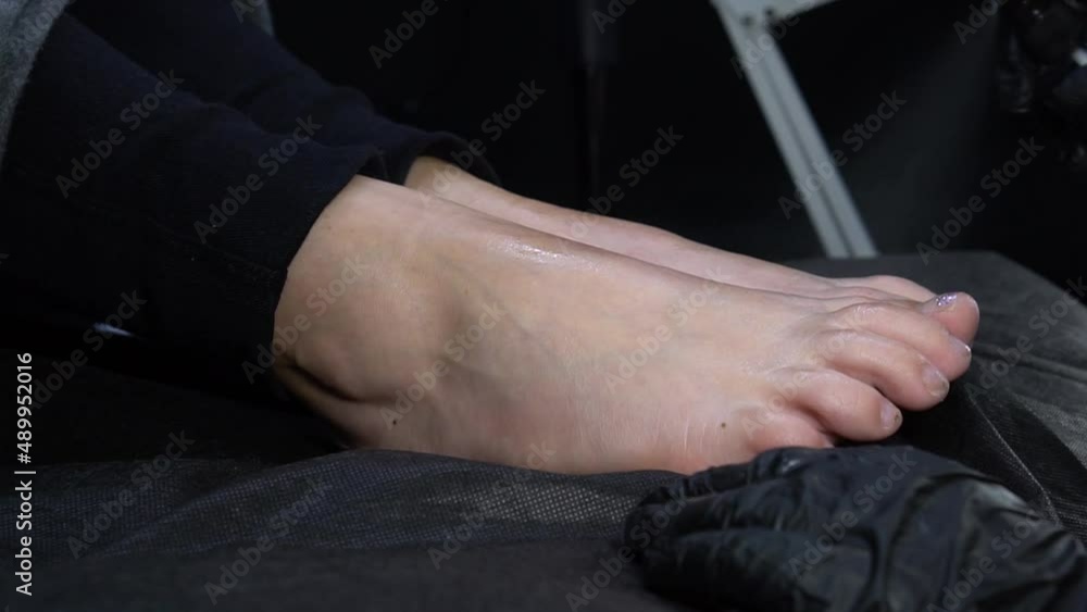 Working in a spa beauty salon on a pedicure. Cleaning and painting of notes. Stock video footage Working in a spa beauty salon on a pedicure. Cleaning and painting of notes. Stock video footage