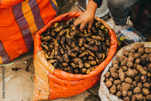 Papa nativa de Perú en un mercado local