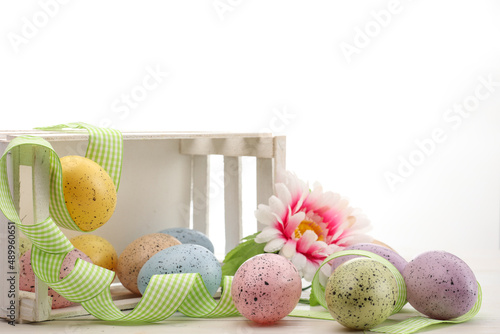 Cesto bianco in legno e uova colorate della Pasqua
 photo
