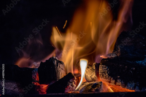 Llamas del fuego en una parrilla