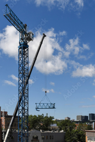 Vertical view of assembling the structure of a crane © Guy
