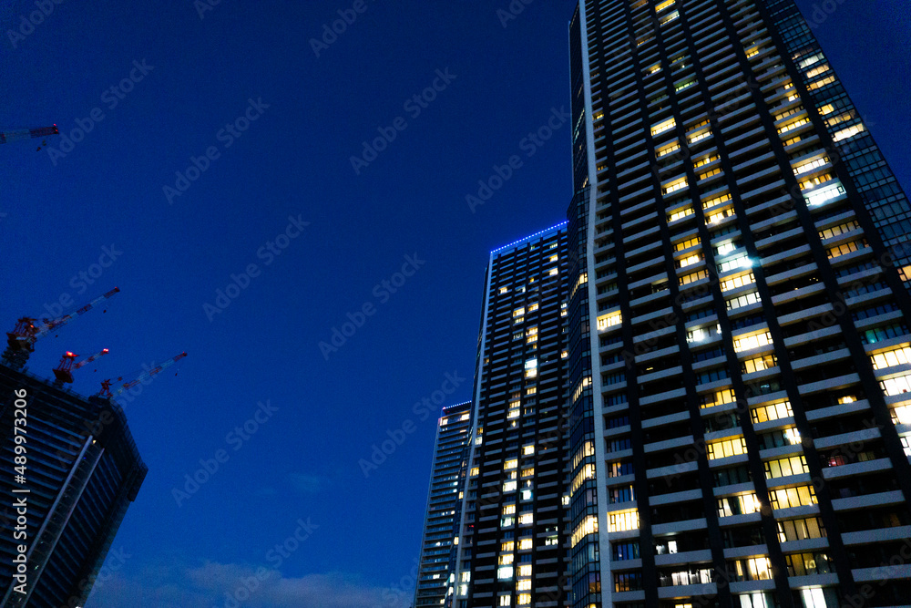 Fototapeta premium Night view of high-rise condominiums in Tokyo, Japan_62