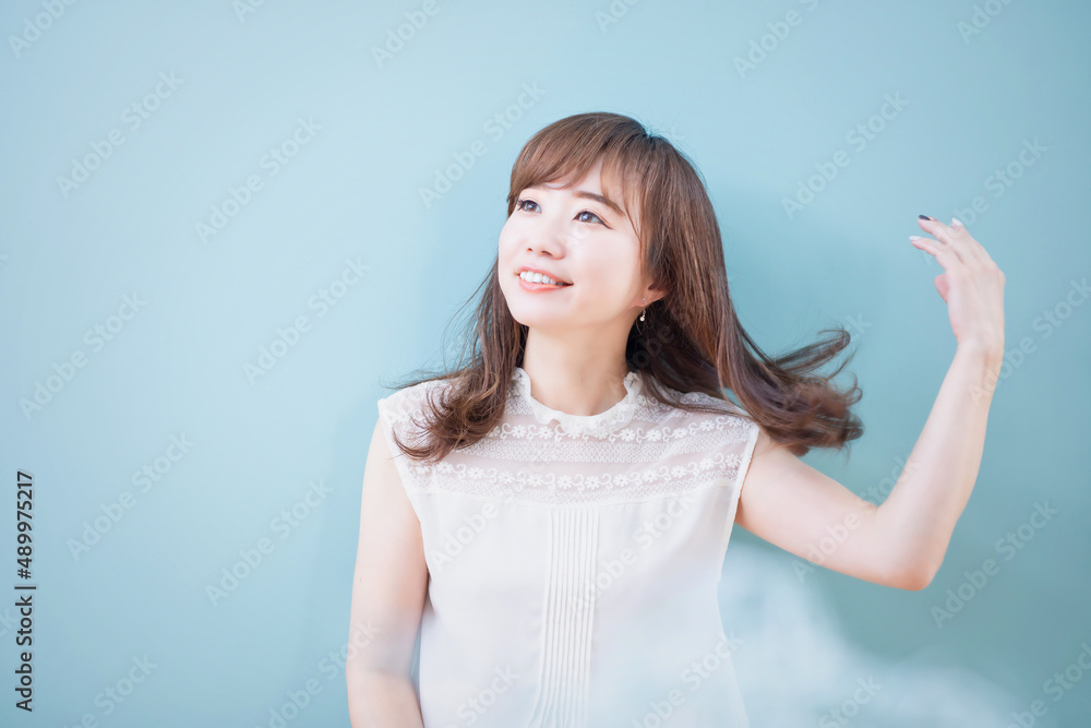 髪をなびかせる女性
髪をなびかせる女性