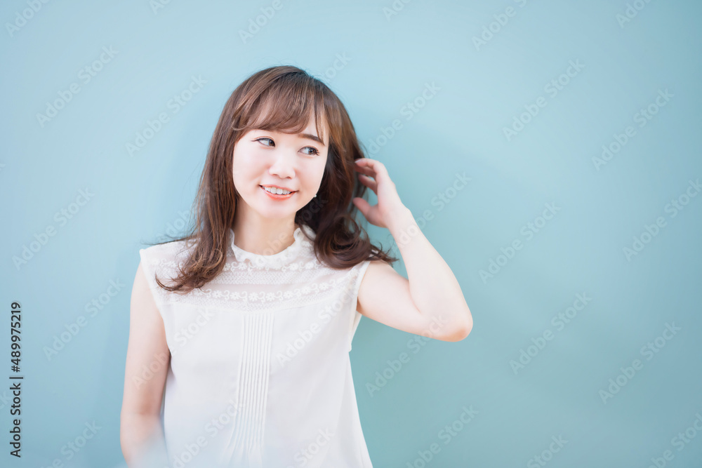 髪に触る女性
髪に触る女性