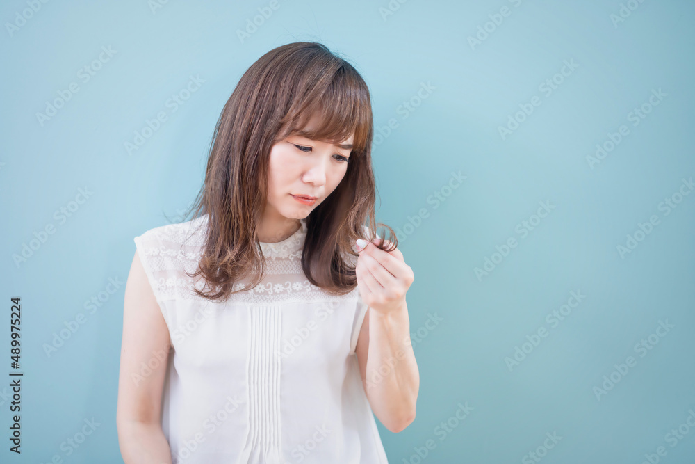 毛先を触る女性
毛先を触る女性