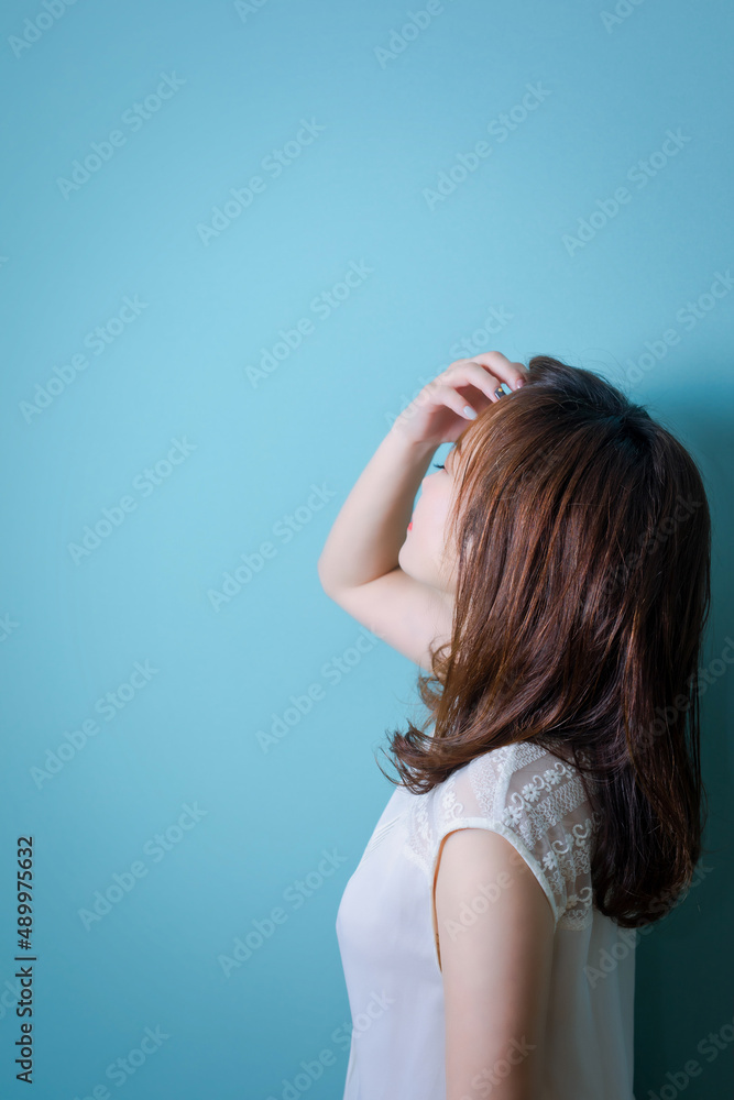 髪をかきあげる女性
髪をかきあげる女性