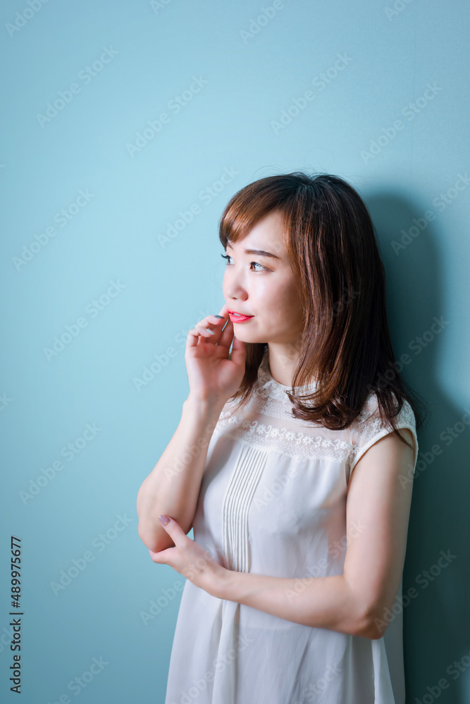 頬に手を当てる女性
頬に手を当てる女性
