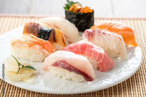皿に盛った握り寿司　 photo