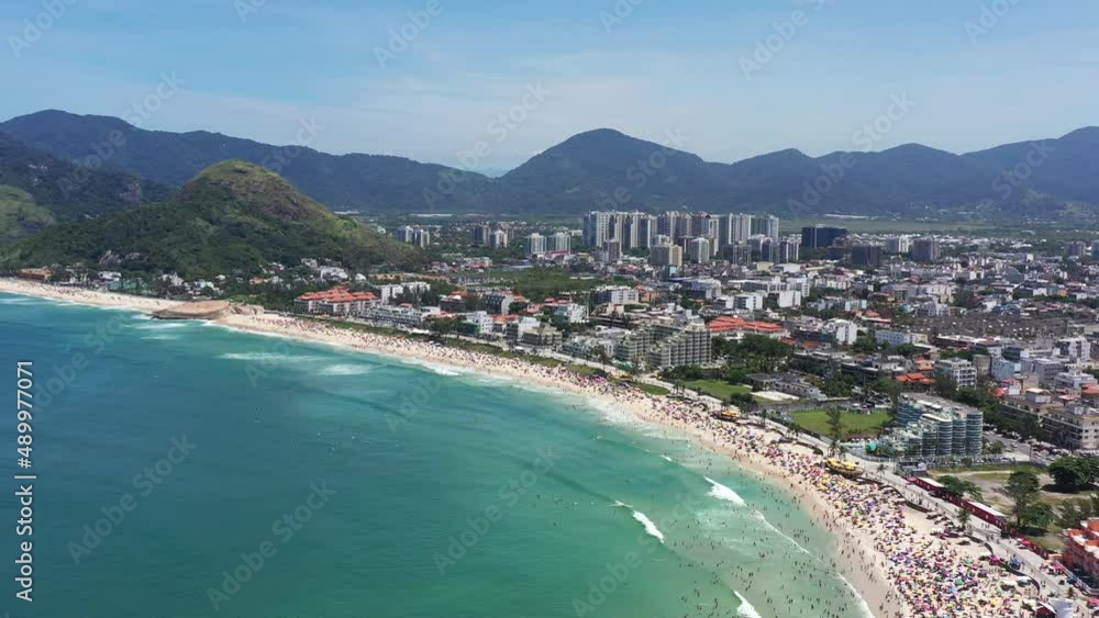 Sobrevôo com vista aérea da praia do Recreio, no Rio de Janeiro, durante o verão, em pleno carnaval, mostrando toda a beleza da região, praias, montanhas e rica vegetação. Sobrevôo com vista aérea da praia do Recreio, no Rio de Janeiro, durante o verão, em pleno carnaval, mostrando toda a beleza da região, praias, montanhas e rica vegetação.
