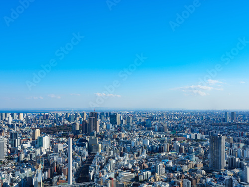 青空と都市風景