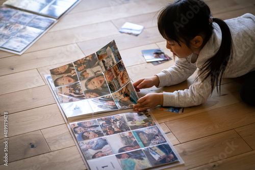 写真を見る女の子