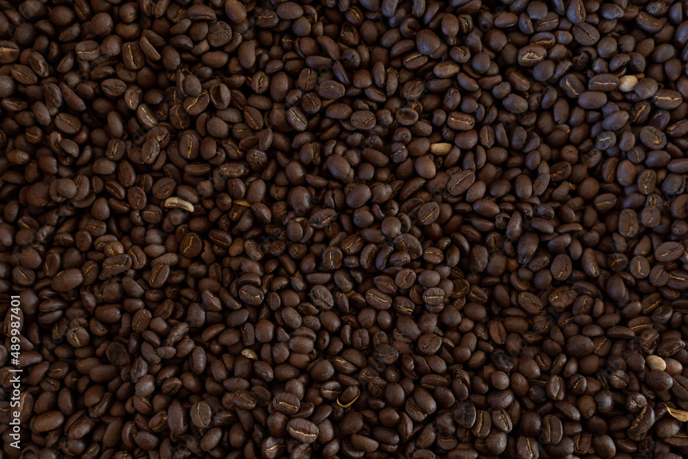 plano cenital a granos de café recién tostados listo para empacar plano cenital a granos de café recién tostados listo para empacar