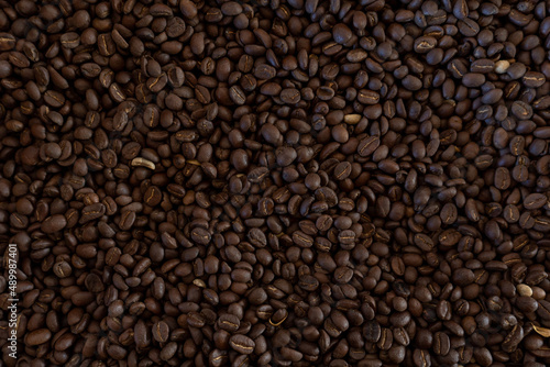 plano cenital a granos de café recién tostados listo para empacar