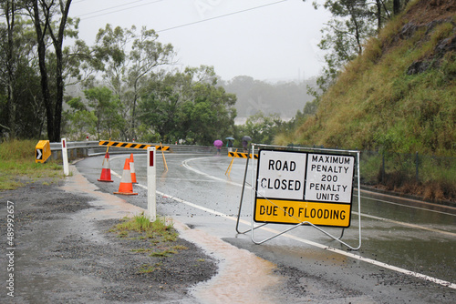 BRISBANE IPSWICH QUEENSLAND: Brisbane River at Colleges Crossing Floods February 2022 State of Emergency