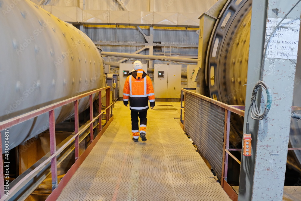 Obraz premium Khabarovsk territory / Russia - 03.22.2018 : Workers on the territory of the ore processing plant