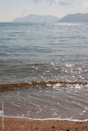 透明な海水が美しい尾道の砂浜