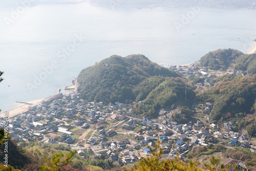 高台から見える港に面した街の風景