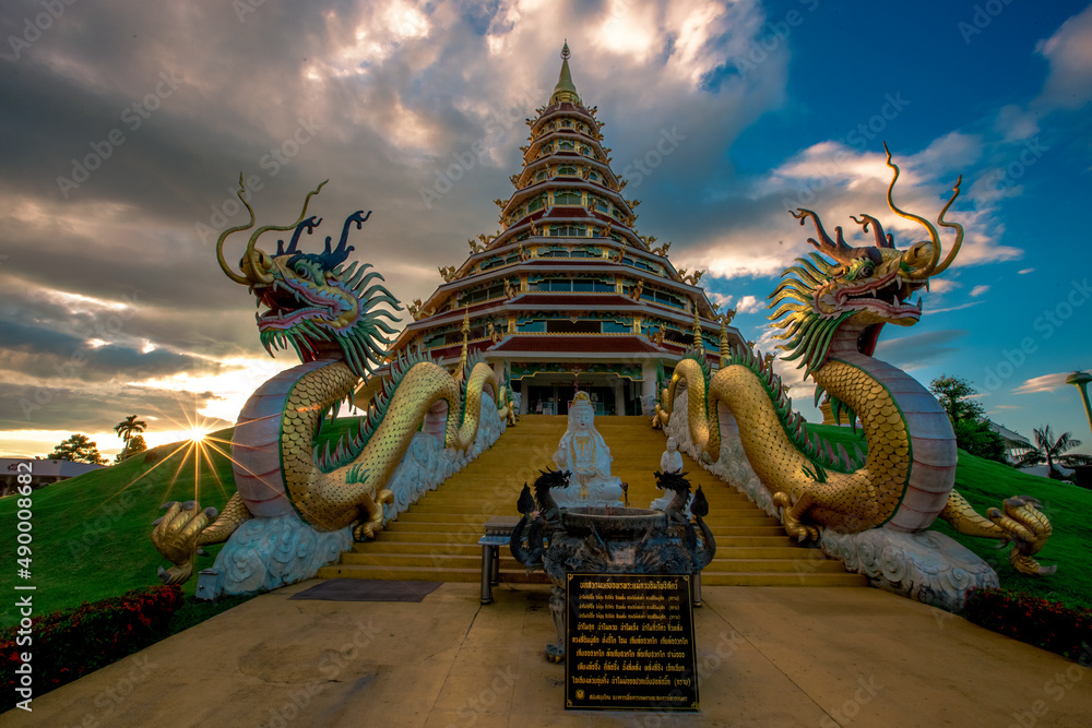 Fototapeta premium background of one of the major tourist attractions in Chiang Rai province of Thailand (Wat Huay Pla Kang) has Buddha statues, GudinnestatynTempel,tourists always come to make merit and take photos