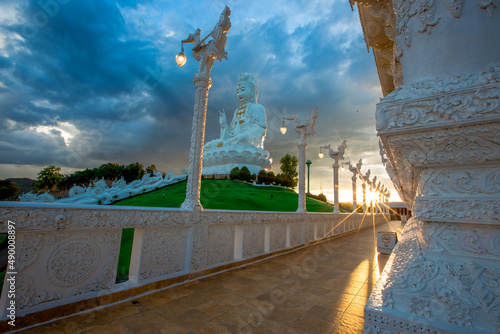 background of one of the major tourist attractions in Chiang Rai province of Thailand (Wat Huay Pla Kang) has Buddha statues, GudinnestatynTempel,tourists always come to make merit and take photos