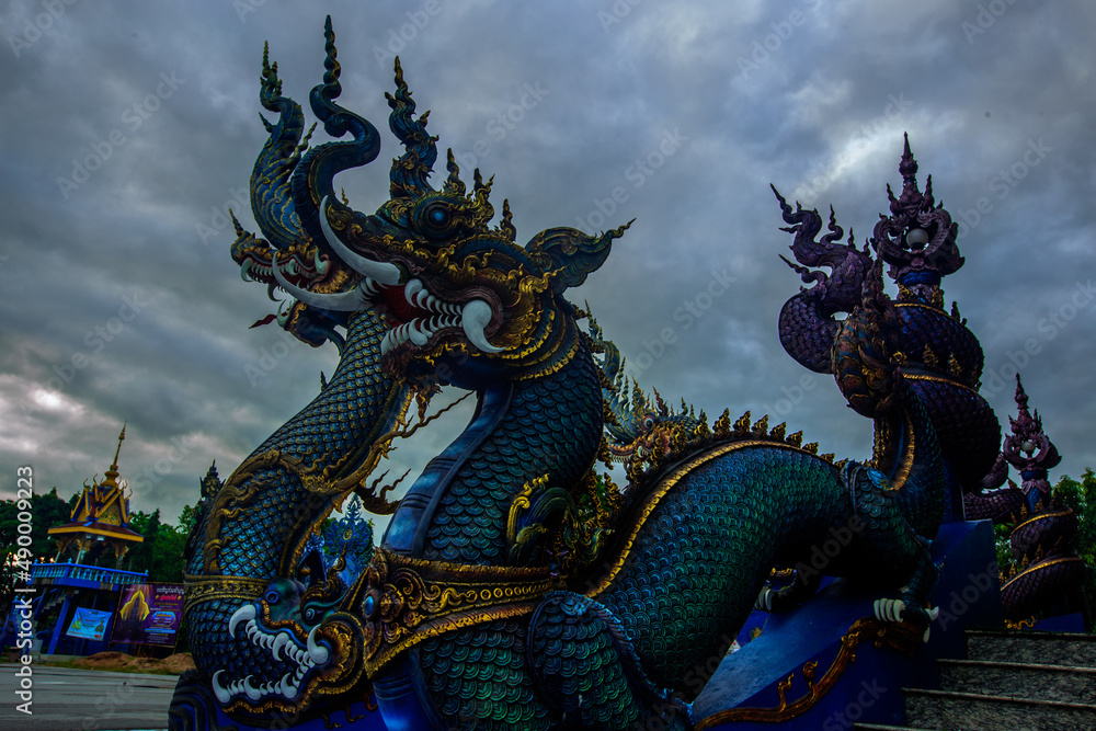 Fototapeta premium background of one of the major tourist attractions in Chiang Rai province of Thailand (Wat Huay Pla Kang) has Buddha statues, GudinnestatynTempel,tourists always come to make merit and take photos