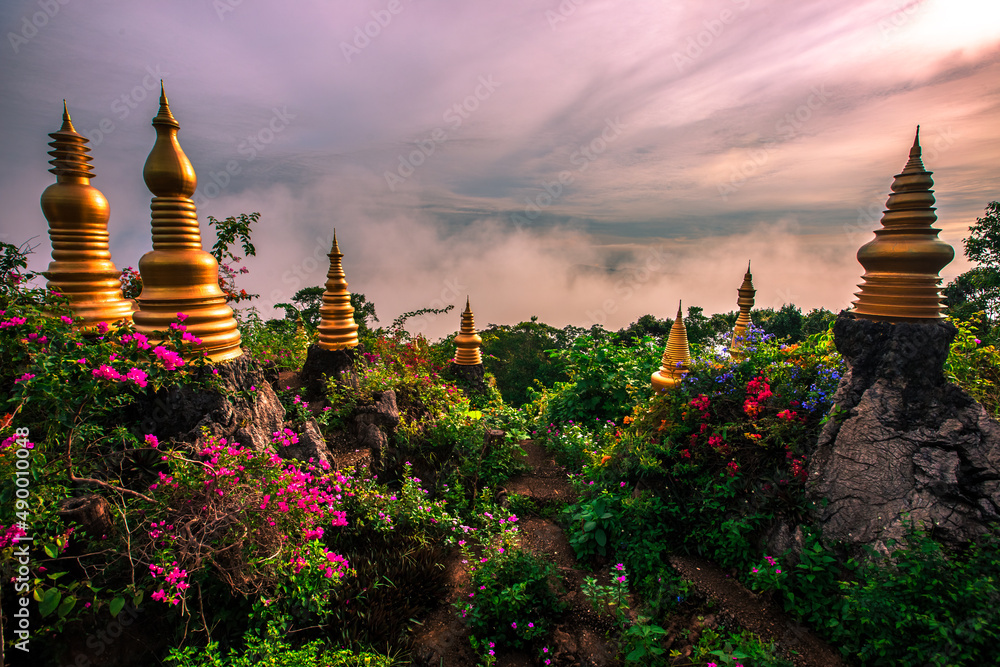 Naklejka premium Background of mountains and nature surrounded, bright blue sky wallpaper. There are trees, green leaves, a beautiful ecology.
