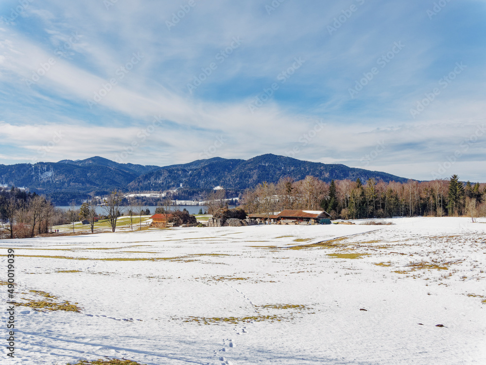 Gmund am Tegernsee am Nordufer des Tegernsees in Oberbayern mit Blick auf das schneebedecktes Hirschbergmassiv aus Osterberg, Wiesen und Weiden im Winter