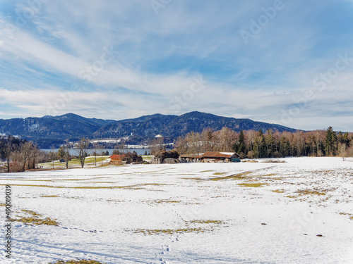 Gmund am Tegernsee am Nordufer des Tegernsees in Oberbayern mit Blick auf das schneebedecktes Hirschbergmassiv aus Osterberg  Wiesen und Weiden im Winter