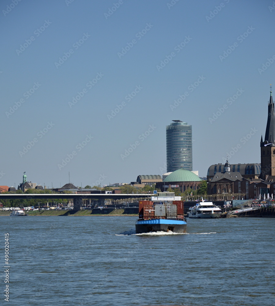Panorama am Fluss Rhein in Düsseldorf, Nordrhein - Westfalen