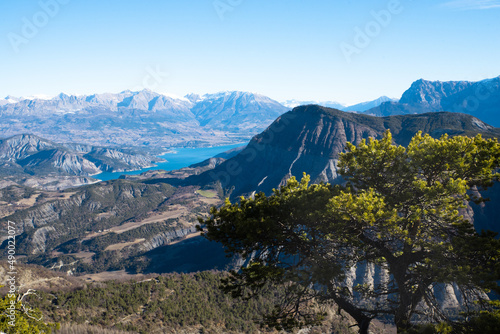Vue panoramique sur le lac de serre ponçon et les sommets alentours dans les hautes alpes 