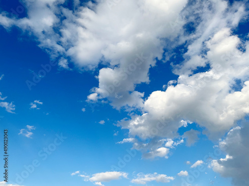 Refreshing blue sky and cloud background material_b_17