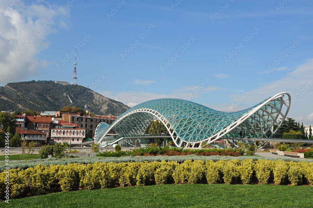 Fototapeta premium Tbilisi / Georgia - 10.26.2012 : Pedestrian bridge over the Kura river in the city center.