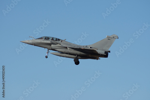 Reactor militar Rafale aterrizando