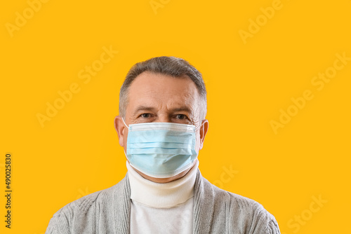 Senior man wearing protecti...